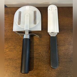 The Pampered Chef Pizza Cutter #1301 & Cheese Knife #1125 both with Blade Guards
